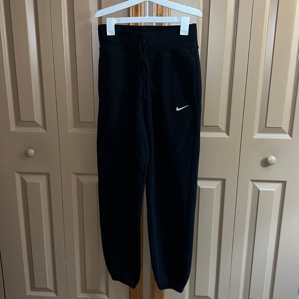 Women’s Nike loose fit joggers. NWOT